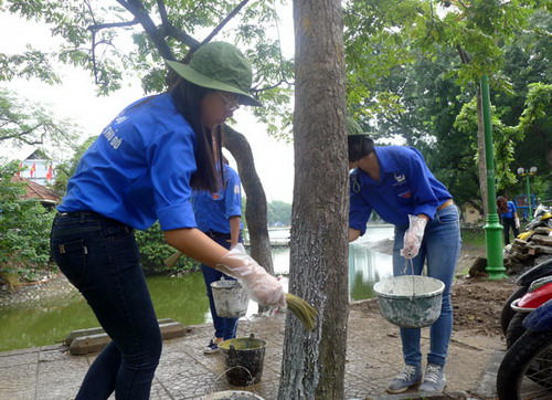 Thanh niên tình nguyện tham gia dọp dẹp vệ sinh môi trường ngay sau lễ ra quân